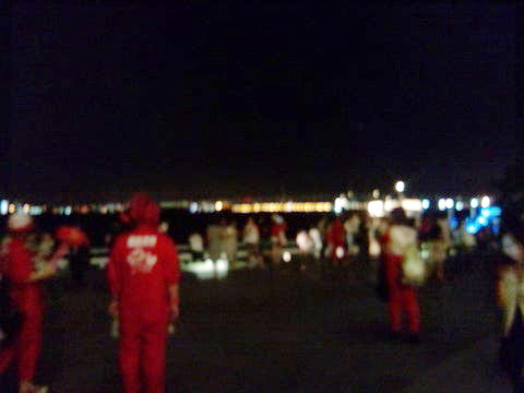 パシ横の夜景に似合わない赤いつなぎ