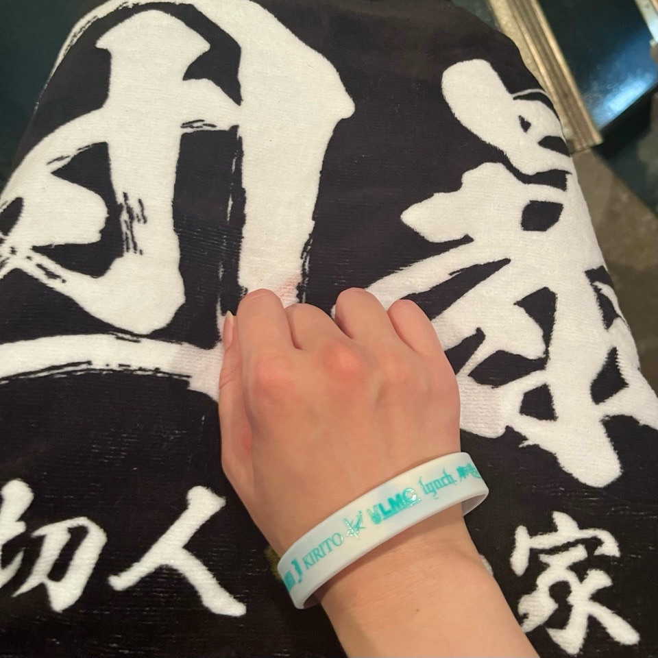 KIRITOとLM.Cが並ぶリストバンド