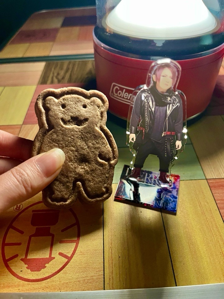 クマのクッキーと潤アクスタ